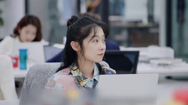 這個(gè)女員工在律所實(shí)習(xí)遭遇職場(chǎng)排擠，從名校學(xué)霸變成透明人