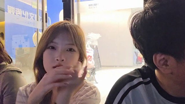按摩店服務(wù)員超短裙暴露引驚訝