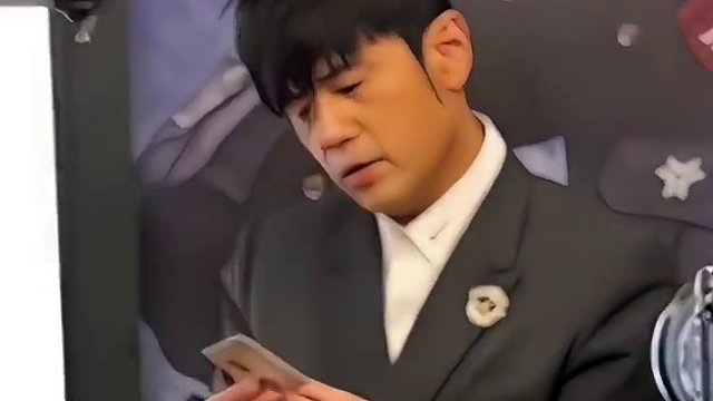 粉絲拿出05年的演唱會門票找周杰倫要簽名，杰倫拿著門票看了好久