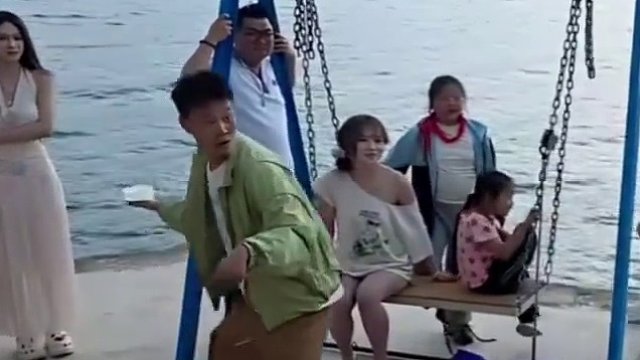 你小子偷親
