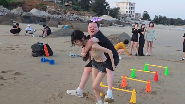 櫻子背萬坤成功跨越障礙
