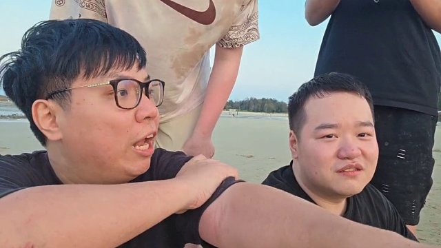 萬(wàn)坤背人游戲意外鼓包