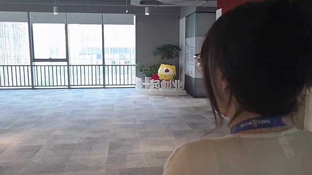 參觀中討論虎牙搬新大樓資金緊張
