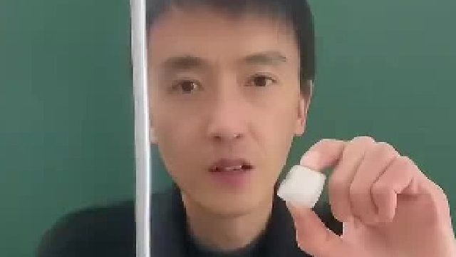 水加熱到沸騰了，但是水中的冰塊卻沒有熔化……