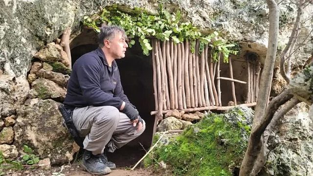 47岁的中年男子落魄到无家可归，在一个隐蔽的山洞里面，住了15天