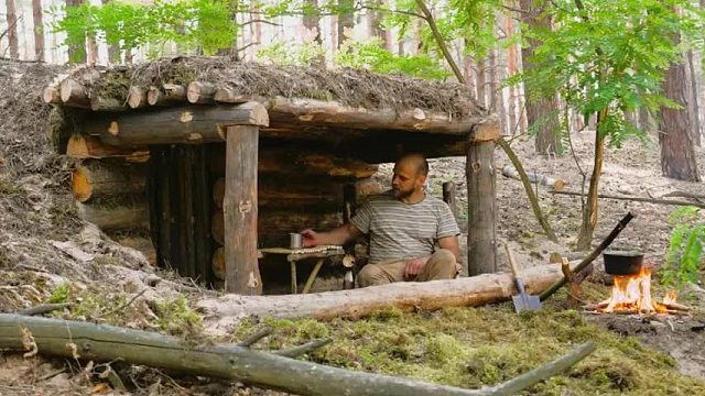 小伙挑战90天护林生活，为了躲避猛兽，挖建最隐蔽的地下碉堡