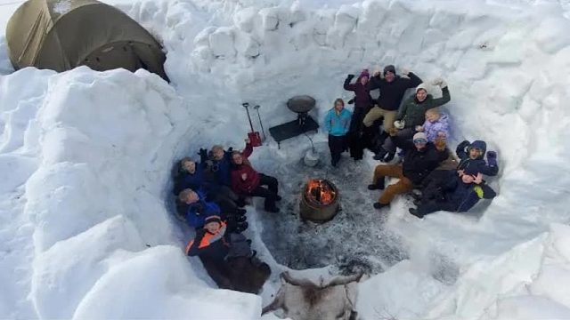 史上规模最大的雪山求生，挖建雪地城堡，14人组团生活4天3夜