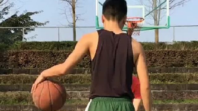 你們說(shuō)這球打手了嗎？ 行勝于言加油！ 可否告訴我當(dāng)前聯(lián)盟控衛(wèi)你們最喜歡誰(shuí)？ 別忘了雙擊