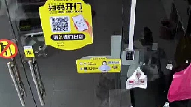 無人看守24小時便利店 遇“講究”大哥，“他本來可以拿走 但是并沒有拿”，網(wǎng)友：男人在有煙沒火的時候