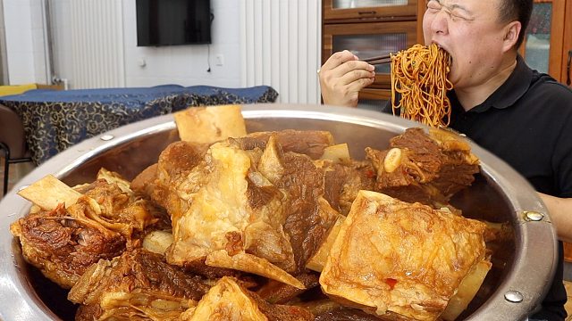 紅岳父送來點牛排，阿強做紅燒牛排涼面，大口吸面吃肉，超級過癮！