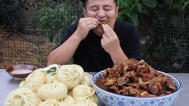 蒸一鍋老面韭菜包子，再燉一鍋排骨，連吃帶喝，這生活太滋潤了