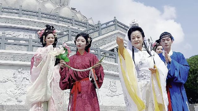 這一天，約上親朋好友來東莞觀音山游園賞景，接福許愿，祈愿一生平安喜樂，心想事成