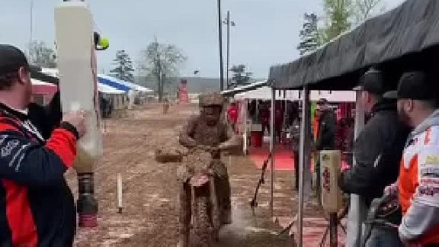 這越野越成泥巴人了