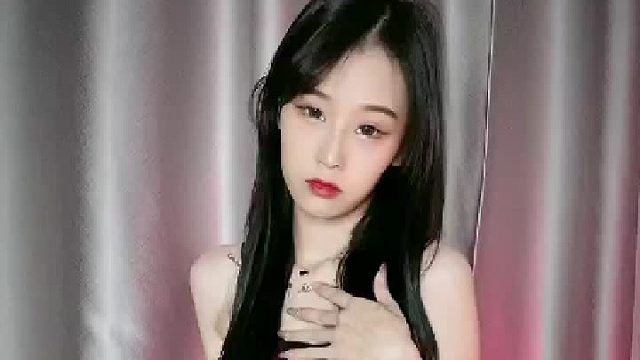 艾特一個(gè)你覺得明年也親不上嘴的朋友