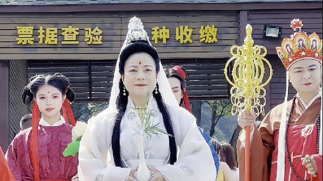 一方靜地，四溢禪香；陪著家人朋友來東莞觀音山登高許愿，尤為重要；遇見觀音，好運(yùn)常伴，事業(yè)有成