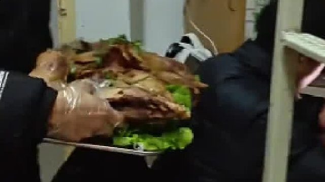 舍長(zhǎng)：兄弟們，我給你們一人點(diǎn)了一只雞