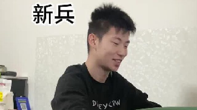 在部隊(duì)中來自班長的溫暖，班長：想偷懶不疊被子，門兒都沒有。