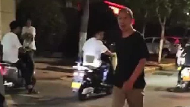 小伙和大爺發(fā)生沖突 大爺面帶微笑直接掐脖子 小伙臉色立馬就變了