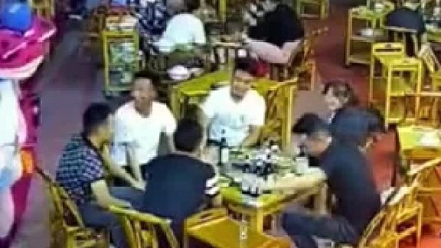 男子叫住了青蛙人偶 毫無防備給了對方一巴掌 青蛙玩偶人當(dāng)即反擊