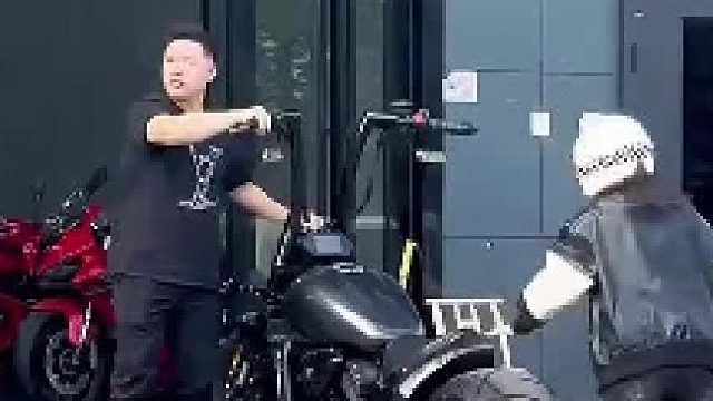 小伙來店里試駕，不料身高差距太大，根本駕馭不了這摩托車！