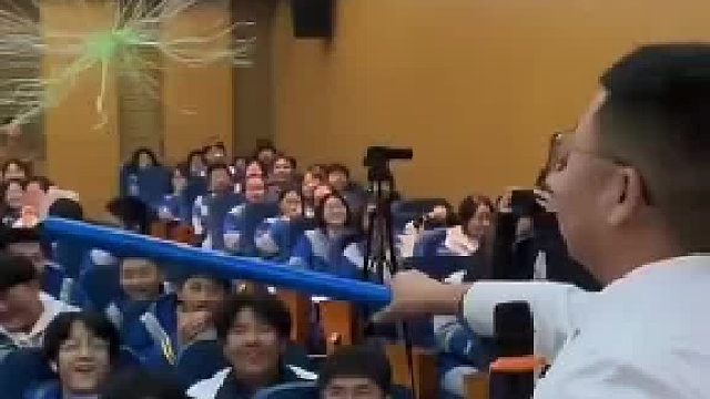 物理老師做靜電實驗，懸浮的塑料絲引得同學一片驚呼