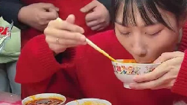 百萬網紅吳半飽挑戰(zhàn)10碗爆辣，35秒連湯喝光！