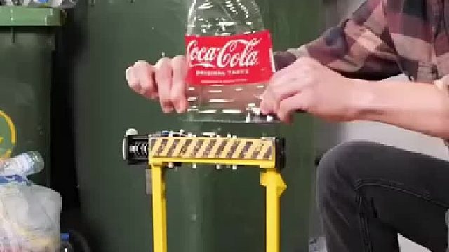 小伙利用飲料瓶變廢為寶制作出一件讓人意想不到的用品?