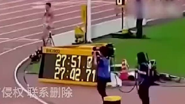 比賽中攝影師突然走上賽道，攔住運(yùn)動(dòng)員擾亂比賽隨后還想再上去