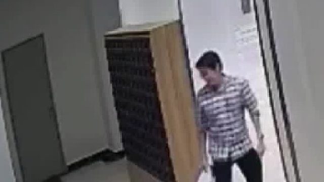 不拴繩狗攻擊小孩 爸爸保護(hù)兒子踢開狗 被狗主人一拳打臉上
