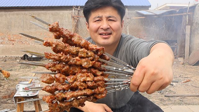 天氣回暖了，跟兒子戶外吃燒烤，這才是真正的羊肉串，真香啊