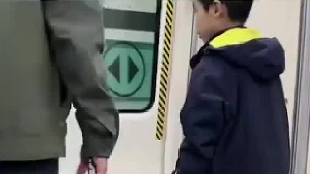 博主拍到小孩哥在地鐵上“放生”作業(yè)，以為天衣無縫誰知道背后“