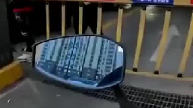 女子騎車進(jìn)地下車庫(kù)被攔停車難，女子買(mǎi)5個(gè)車位引發(fā)的靈魂質(zhì)問(wèn)
