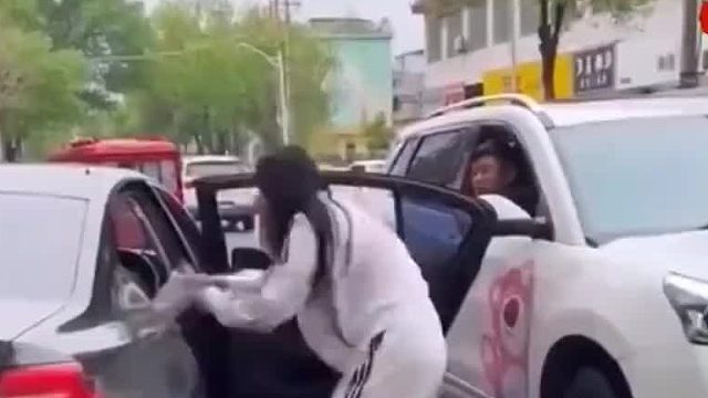 女子高估自己實(shí)力。女子強(qiáng)烈要求男子下車單挑，結(jié)果被男子單毆。