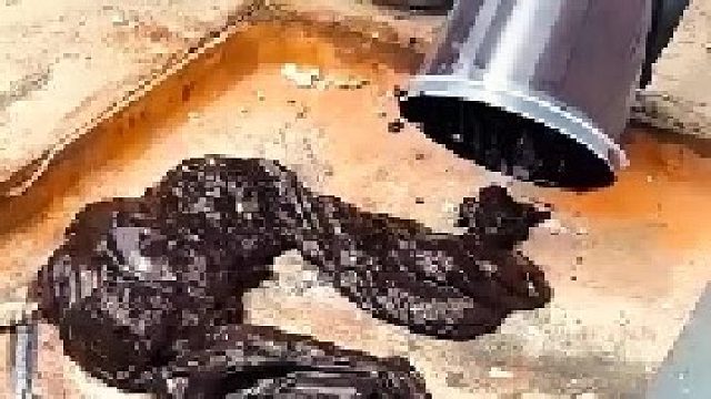 男子手工修復(fù)坑洼的地面，使原本破損的路面瞬間恢復(fù)平整如新了！