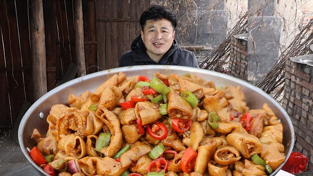 一天不吃腸，心里就想念，干鍋肥腸就是香啊，香辣入味，好吃過癮