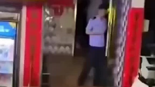 老板：“我累乖乖來(lái)！你快來(lái)八百回了，終于來(lái)買我的煙了”