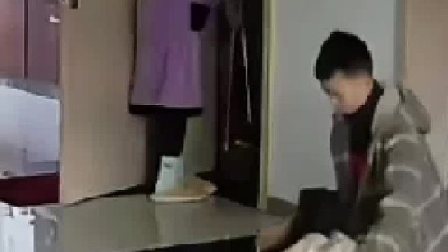 家里的布偶貓突然發(fā)瘋朝著孩子咬 媽媽趕緊保護(hù)兒子把貓?zhí)唛_(kāi) 隨后躲進(jìn)另外一個(gè)房間 貓還在抓門