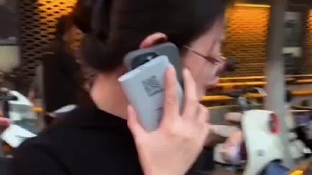 女生一個(gè)電話嚇得交警一哆嗦，以為自己的車被貼條了