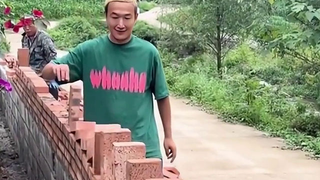 00后砌墻與老師傅砌墻的區(qū)別，一波操作看呆眾人
