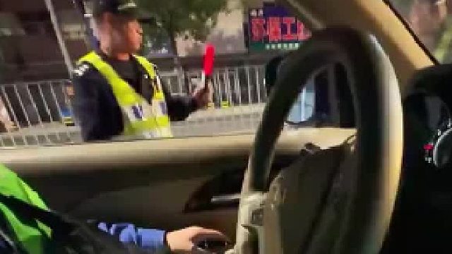 交警讓男子幫試一下酒精檢測(cè)儀 結(jié)果吹了幾次毫無(wú)反應(yīng)