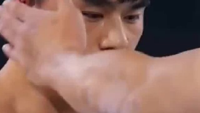 扇巴掌比賽 一巴掌下去 臉?biāo)查g就腫 網(wǎng)友：我不能玩 因?yàn)槲彝娌黄?/></span><div   id=