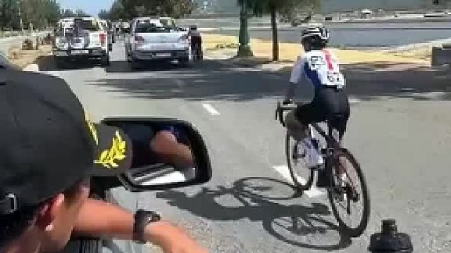 送水的一般默認就是邊緣角色，背這么多水也確實費勁