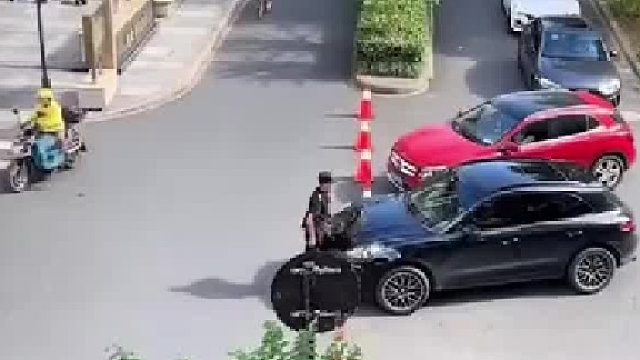 這保安太敬業(yè)了吧！保時(shí)捷車主了不起呀