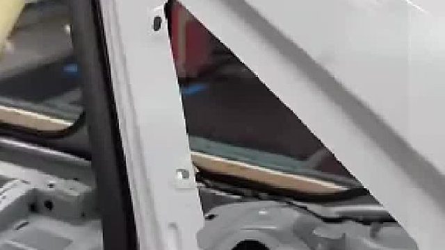 車上最貴的一塊玻璃，沒想到就是這樣粘上去，真怕開一會(huì)就掉了