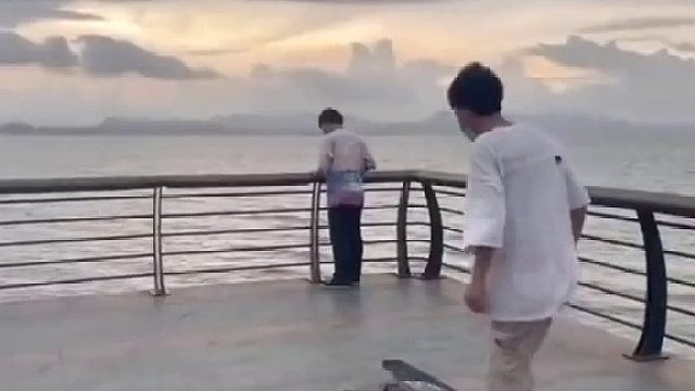 他們在研究旁邊有沒有傻子，誰曾想還真有個傻的