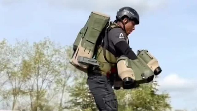 能像鋼鐵俠一樣飛起來的噴氣背包