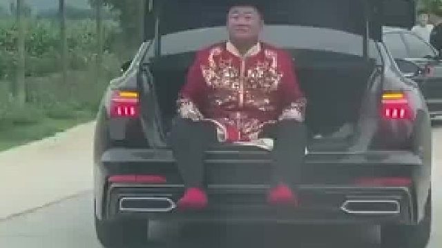 接親返回路上新郎自救的方法 讓人哭笑不得