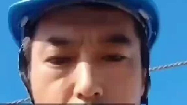 知識分享：工地男子給大家提醒外墻有一部分是泡沫做的，千萬別踩上去。