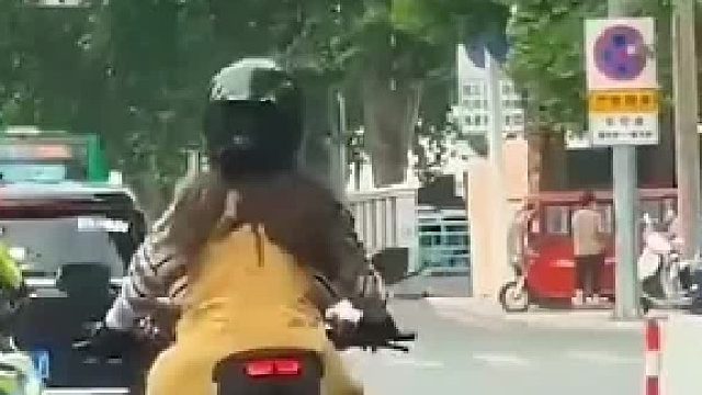 貼心交警遇上小短腿，網(wǎng)友：這樣也能拿駕照嗎，出事算誰的