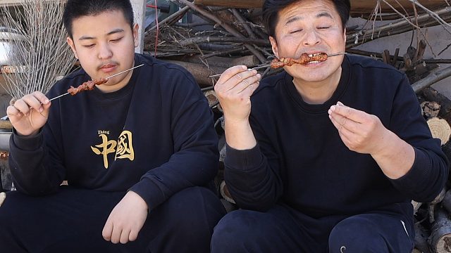 天氣熱了燒烤必須安排，再烤幾個大腰子，一口下去噴香啊